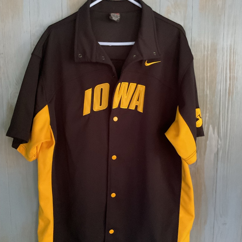 NIKE IOWA HAWKEYES BLACK AND GOLD SNAP FRONT SHIRT APPLIQUÉ IOWA EC SZ L